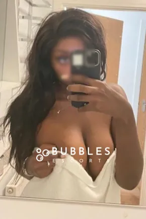 Taylor looking extra busty as she takes a selfie